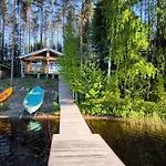 Hullu Kettu & Lakehouse Villa