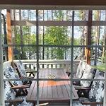 Hullu Kettu & Lakehouse Villa *